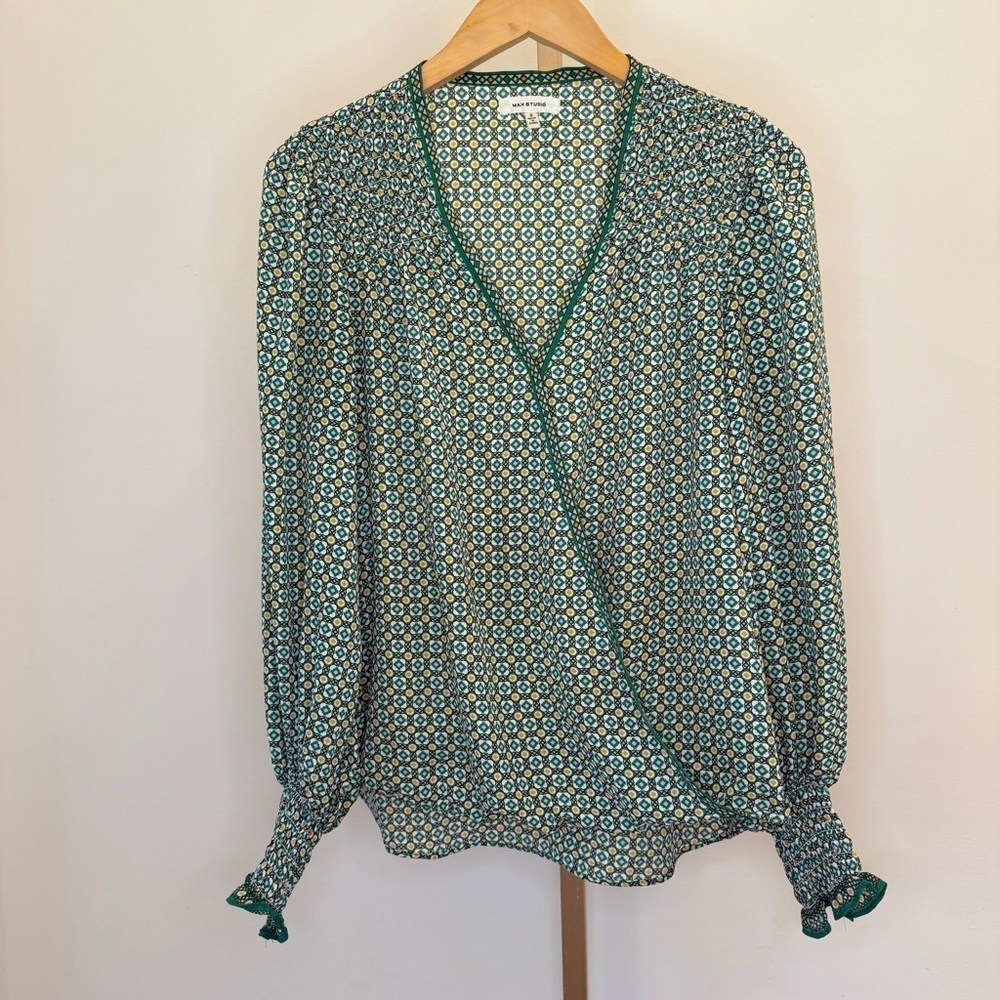 Max Studio Women's Green Geometric Print V-Neck Blouse Size S - Picture 1 of 11